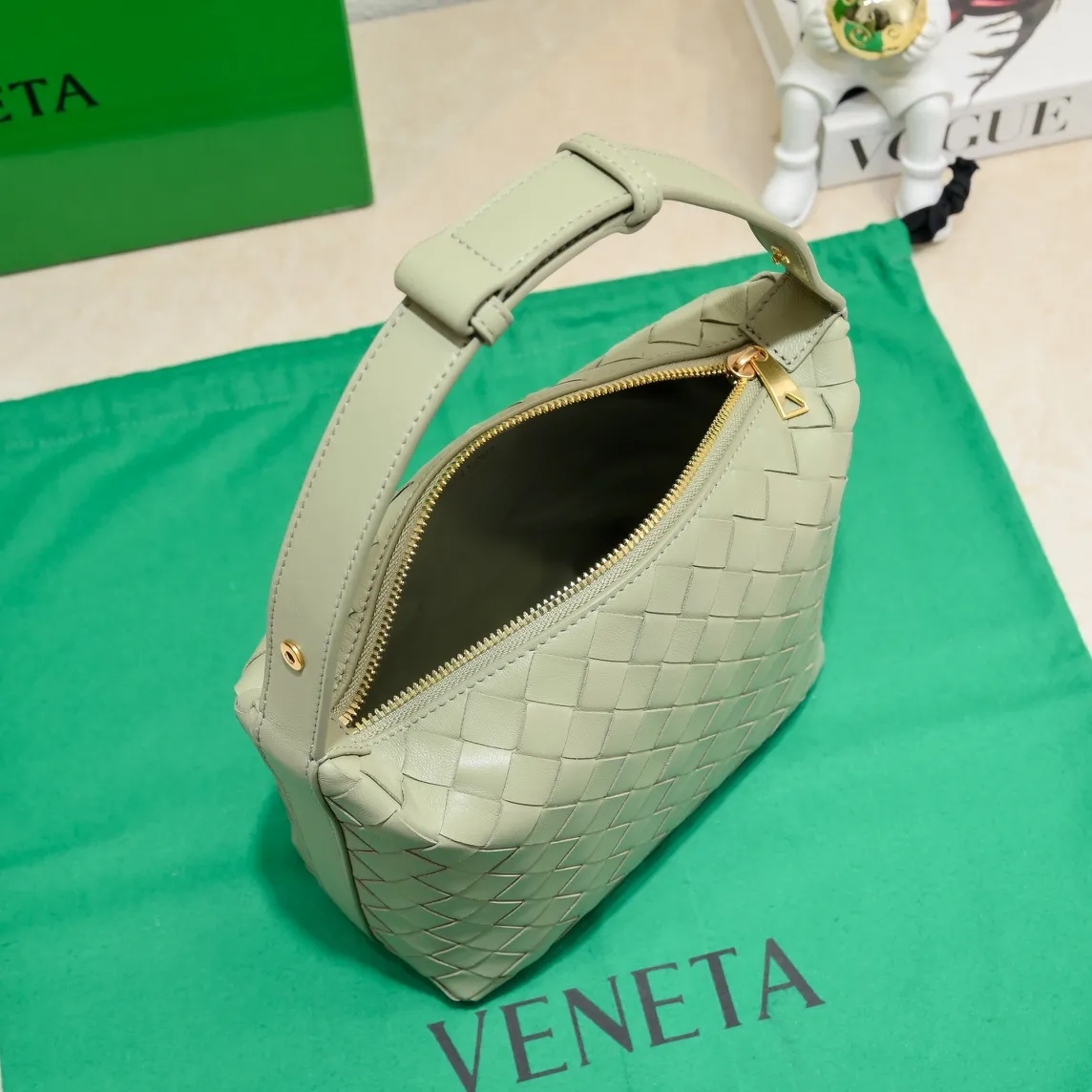 Batch 1360 #BvWallace Shoulder Lunch Bag 🔥 A lunch box bag that you can just grab and go. It is made of classic intrecciato weaving technology and reflects the craftsmanship of Bottega. The entire bag is made of top-grade happa lambskin. It is very soft and lightweight. The small bag shape is cute and exquisite. The interior capacity is also very large and can be carried under the arm. It is quite practical! The bottom of the bag is made of gold metal to prevent wear and tear. The details are really good! Choose this elegant commuting bag for Zaoba people~ Size: 22x13x9.5, model number; 7748#